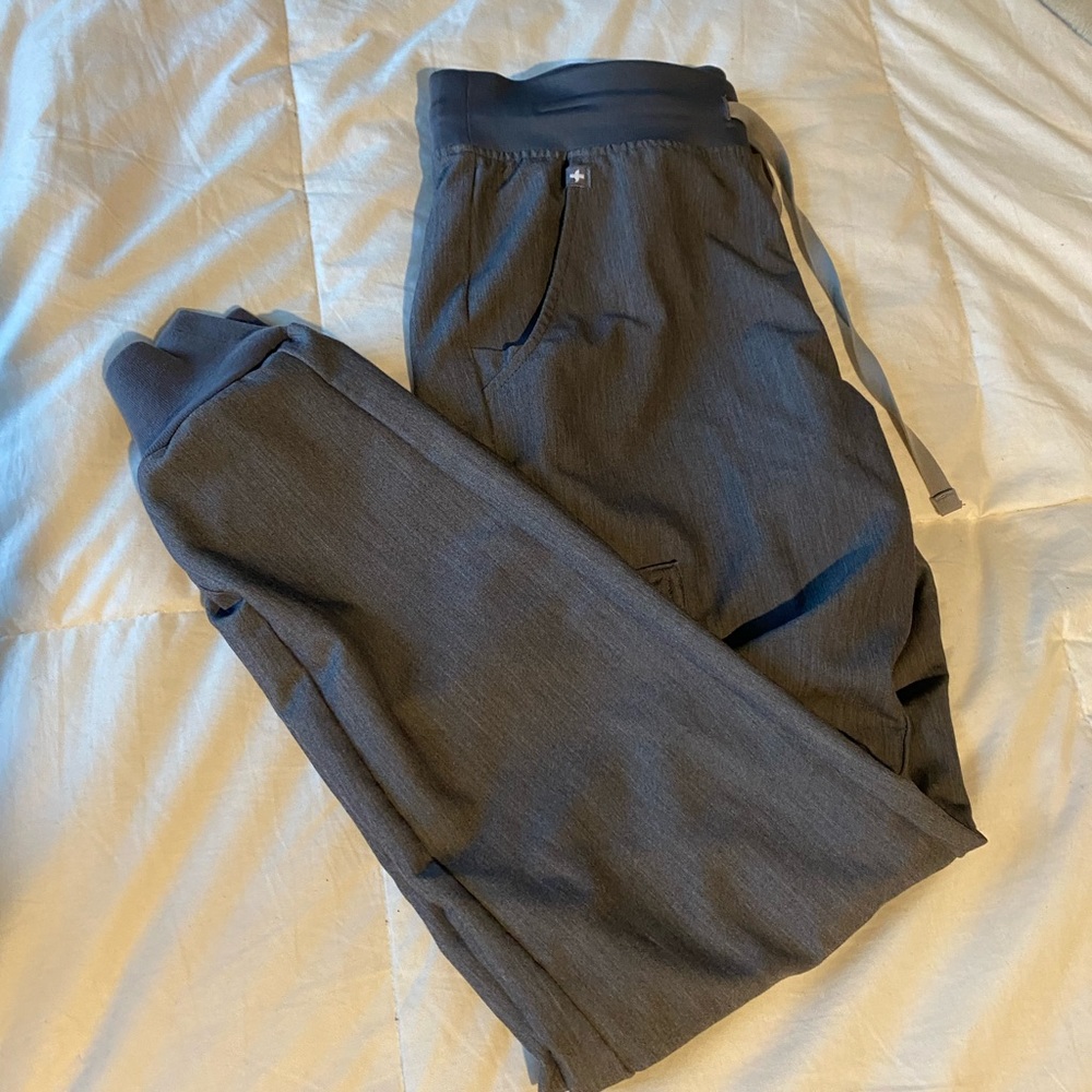 FIGS Graphite Zamora size SMALL